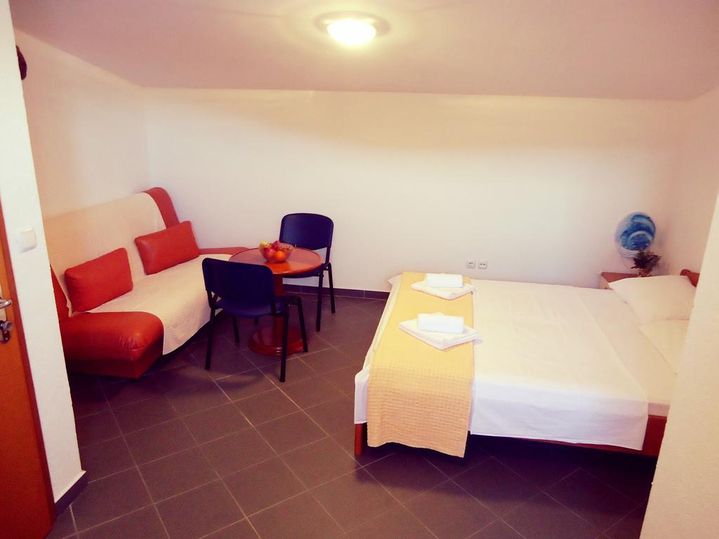 Apartments Loncar Veliki Drvenik Oda fotoğraf